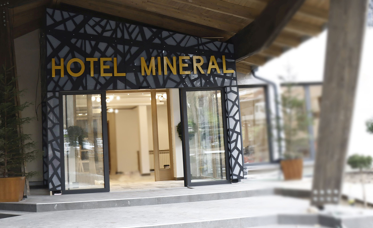 Entrance with the Hotel Mineral sign